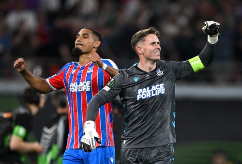  Dean Henderson cùng đồng đội trải qua quãng thời gian trong mơ. 