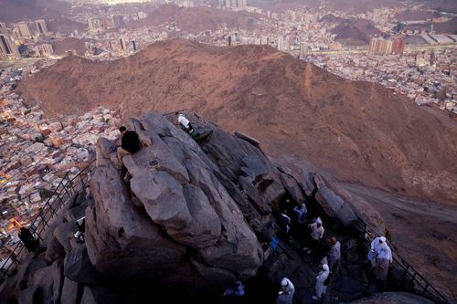  Nhiều người hành hương tìm đến núi Al-Noor, nơi người Hồi giáo tin rằng nhà tiên tri Mohammad đã nhận những lời đầu tiên của kinh Koran từ thiên thần Gabriel trong hang Hira. Giữa những vách đá phủ nắng, các tín đồ cầu nguyện, nghỉ chân và lặng lẽ suy ngẫm trước khi bước vào các nghi lễ chính của Hajj, ngày 21/5. 