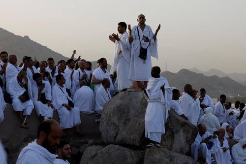  Trên Arab News, Samya Abdul Moneim, một người hành hương đến từ Ai Cập, cho biết cô cảm thấy biết ơn khi có thể đặt chân đến Mecca để thực hiện nghi lễ Hajj. “Tôi đang ở trong trạng thái hạnh phúc và được ban phước. Thật khó để diễn tả cảm giác này”, cô chia sẻ tại Mecca hôm 25/5. 