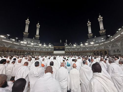 Lễ Hajj năm nay diễn ra giữa bối cảnh Tổng thống Mỹ Donald Trump liên tục phát đi các tín hiệu mâu thuẫn về việc gia hạn lệnh ngừng bắn mong manh với Iran, cũng như triển vọng đạt được thỏa thuận nhằm khai thông eo biển Hormuz. Giới chức Saudi Arabia đang nỗ lực tránh để căng thẳng khu vực ảnh hưởng đến tâm lý của những người hành hương, nhiều người trong số họ đã vượt quãng đường rất xa để tham dự một trong những cuộc hành hương lớn nhất thế giới hằng năm.