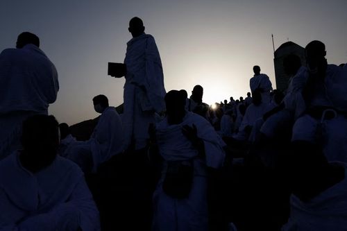 Từ rạng sáng 26/5, hàng nghìn người mặc áo choàng trắng đã cùng đọc những câu kinh Quran trên núi Arafat, còn được gọi là "Núi của lòng thương xót", nằm gần thành phố Mecca - nơi được cho diễn ra bài thuyết giảng cuối cùng của Nhà tiên tri Muhammad.