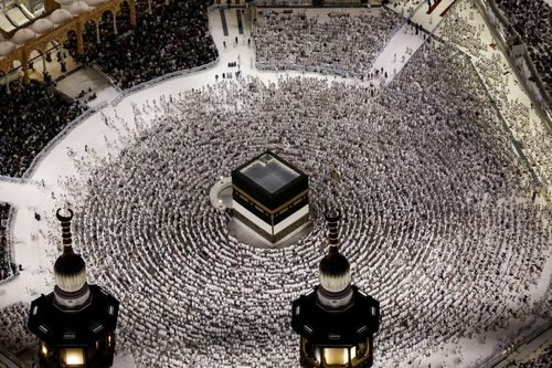 Hajj là một trong những cuộc họp mặt lớn nhất của người Hồi giáo và là việc mà tín đồ Hồi giáo phải thực hiện ít nhất một lần trong đời. Hành hương Hajj bao gồm một loạt nghi thức tôn giáo trong vòng 5 ngày tại thánh địa Mecca và các khu vực xung quanh ở phía tây Saudi Arabia.