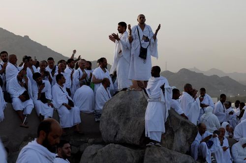 Những ngày gần đây, nhiệt độ tại Mecca có thời điểm chạm ngưỡng 44 độ C. Chính quyền Saudi Arabia liên tục kêu gọi người hành hương uống đủ nước và che chắn cẩn thận trong những nghi lễ ngoài trời kéo dài nhiều ngày.