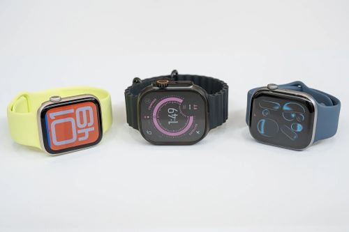 Từ trái sang: Apple Watch SE thế hệ 3, Apple Watch Ultra 3 và Apple Watch Series 11. Ảnh: Bloomberg.