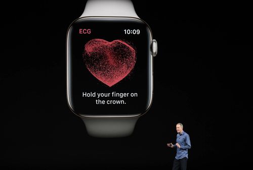 Cựu CEO Jeff Williams giới thiệu tính năng đo điện tâm đồ trên Apple Watch. Ảnh: Bloomberg.