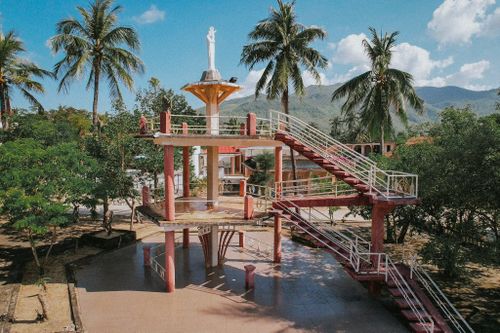  Nhu cầu chữa bệnh của bệnh nhân với nhiều dị tật cơ thể cũng ảnh hưởng đến kiến trúc chung của làng phong. Ở đây, sàn được lát gạch, thang có ít bậc, lối đi rộng rãi và không có hàng rào. Bên ngoài bố trí ghế, công viên nhỏ vì bệnh nhân hiếm khi rời khỏi đây. Ảnh: Joseph Đặng. 
