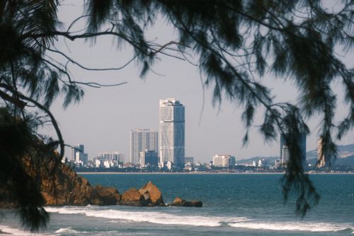  Nằm trên một dải đất ven biển, cách Quy Nhơn (cũ) 8 km về phía Nam, làng phong là "đất vàng" của đô thị biển, sở hữu cảnh vật đẹp và tiếng sóng êm, đối lập với hình ảnh u tối gắn với căn bệnh này. Những năm 2000, khi căn bệnh không còn là nỗi ám ảnh, cánh cửa làng phong cũng mở để du khách tham quan. Trong phim điện ảnh "Hẹn em ngày nhật thực" vừa thu về hơn 118 tỷ đồng, làng phong được chọn làm bối cảnh mở đầu. Ảnh: Nguyễn Hoàng Khải. 