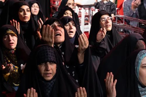  Đám đông người ủng hộ thành kính tưởng niệm cố Lãnh tụ Ali Khamenei trước thềm ngôi nhà cũ. Ảnh: ABC. 