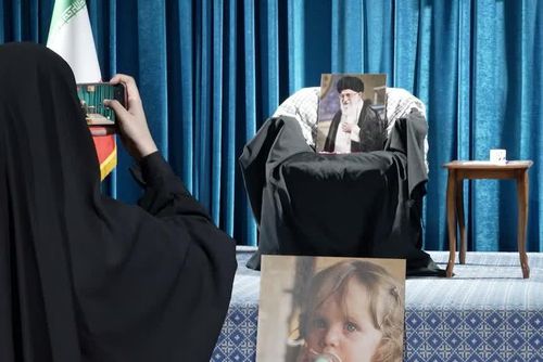  Chiếc ghế trống của ông Ali Khamenei được đặt trên khán đài kèm bức chân dung ông và người cháu gái quá cố. Ảnh: ABC. 