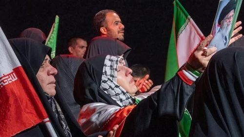  Người dân đau buồn tưởng nhớ tới cố lãnh tụ Ali Khamenei tụ tập đông đúc trước nhà ông. Ảnh: ABC. 