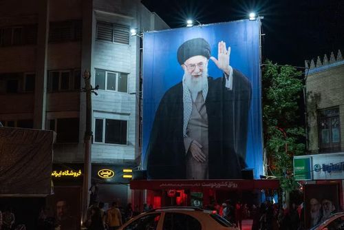  Bức hình ông Ali Khamenei trên đường phố Tehran. Ảnh: ABC. 