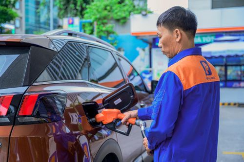  Nhiều tài xế ôtô khi đến đổ xăng thường chủ động hỏi nhân viên về khả năng tương thích động cơ, mức tiêu hao nhiên liệu và độ ổn định của E10 trước khi quyết định sử dụng lâu dài. 