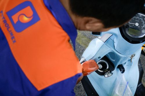  Theo Tập đoàn Xăng dầu Việt Nam (Petrolimex), doanh nghiệp đã triển khai kinh doanh E10 từ cuối tháng 4 và đồng loạt thực hiện nhiều giải pháp phục vụ quá trình chuyển đổi như chuẩn bị nguồn ethanol, đầu tư kho bể, nâng cấp công nghệ phối trộn và chuẩn hóa quy trình kỹ thuật tại hơn 2.800 cửa hàng xăng dầu trên toàn quốc. 