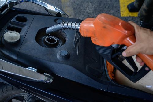  Xăng E10 là hỗn hợp gồm 90% xăng khoáng và 10% ethanol sinh học. Theo Bộ Công Thương, từ ngày 1/6, toàn bộ xăng không chì trên thị trường sẽ được phối trộn thành E10 nhằm giảm phát thải khí nhà kính, thúc đẩy sử dụng năng lượng tái tạo và giảm phụ thuộc vào nhiên liệu hóa thạch. 