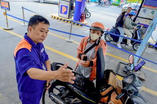  Ghi nhận tại các điểm bán cho thấy nhiều người dân bắt đầu cởi mở hơn với loại nhiên liệu mới. “Tôi chạy trung bình hơn 100 km mỗi ngày nên khá quan tâm chuyện đổ xăng xe. Mấy hôm nay thấy nhiều cây xăng chuyển sang E10 nên tôi cũng đổ thử để trải nghiệm. Hiện xe vẫn chạy ổn định, chưa thấy khác biệt, nên cũng yên tâm”, anh Thanh Vũ, tài xế công nghệ, cho biết. 