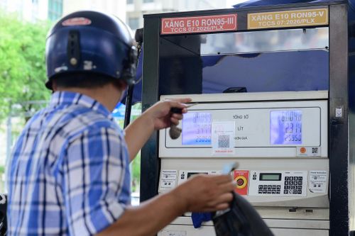  Tuy vậy, không ít người dùng vẫn giữ tâm lý thận trọng khi chuyển sang nhiên liệu mới, đặc biệt với các dòng xe đã sử dụng nhiều năm hoặc xe dùng chế hòa khí. Một số tài xế cho biết họ muốn tiếp tục theo dõi thêm phản hồi thực tế trước khi sử dụng hoàn toàn E10 trong thời gian dài. 