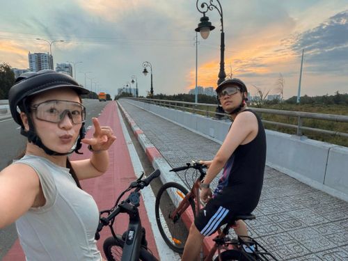 Vợ chồng JustaTee cùng nhau đạp xe. Ảnh: FBNV.