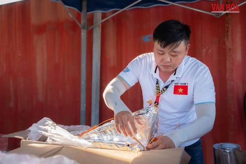 Tại khu vực lắp đặt pháo, các thành viên đội Đà Nẵng - Việt Nam 1 liên tục kiểm tra hệ thống bắn, sắp xếp từng dàn pháo theo đúng kịch bản đã được tính toán kỹ lưỡng. Mỗi quả pháo, mỗi hiệu ứng màu sắc đều được bố trí nhằm bảo đảm sự đồng bộ với âm nhạc và thông điệp của màn trình diễn