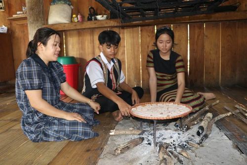 Học sinh Trường PTDTBT Tiểu học và THCS Sơn Tân thử nghiệm chế biến bánh từ lúa rẫy