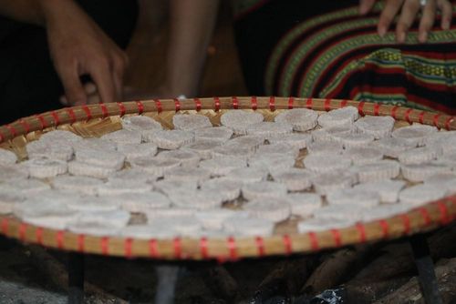 Những chiếc bánh làm từ lúa rẫy mang hương vị mộc mạc của núi rừng