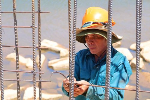 Các đơn vị thi công chủ động điều chỉnh giờ làm, tăng cường bảo hộ nhằm bảo vệ sức khỏe người lao động mùa nắng nóng