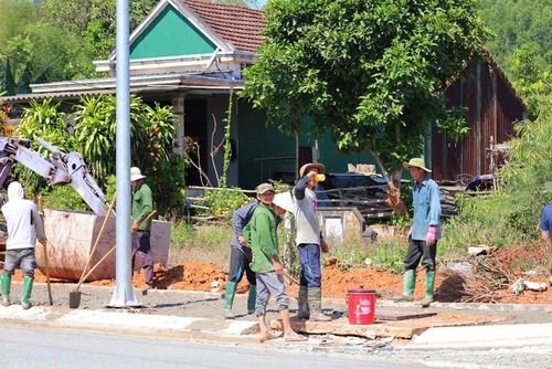 Tranh thủ nghỉ ngắn, người lao động nhanh chóng uống nước lấy lại sức để tiếp tục làm việc