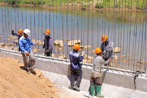 Công trường kè sông Trà Câu duy trì nhịp thi công ổn định dù thời tiết oi bức và điều kiện thủy triều phức tạp