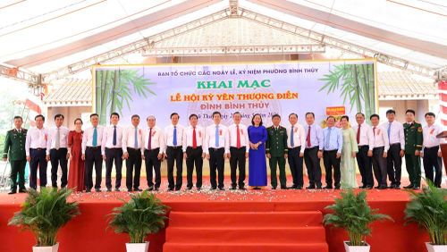 Các đại biểu dự khai mạc Lễ hội