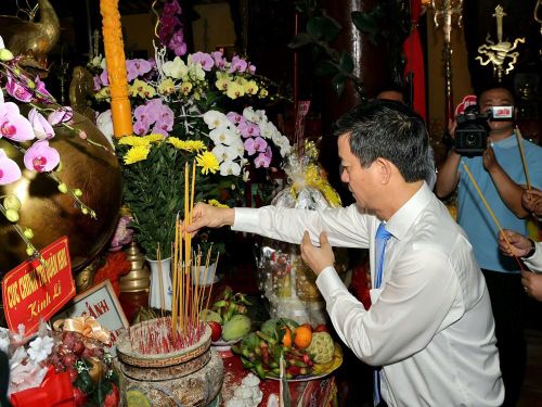 Ông Lê Quang Tùng - Ủy viên Trung ương Đảng, Bí thư Thành ủy TP. Cần Thơ thắp hương tại Lễ hội