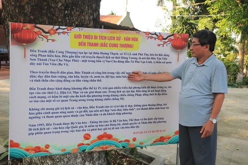 Ông Nguyễn Xuân Bảo, Phó Ban Thường trực BQL di tích Đền Tranh giới thiệu di tích lịch sử Đền Tranh (Bắc Cung Thượng)