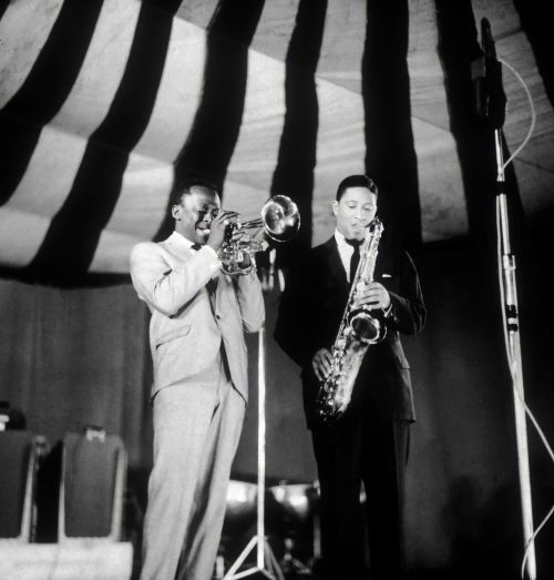 Sonny Rollins (phải) tái hợp cùng bạn cũ, huyền thoại Miles Davis tại The Newport Jazz Festival năm 1957