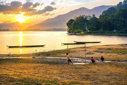 Trẻ em vui chơi tại hồ Lắk. Ảnh: Kha Phạm - TTXVN