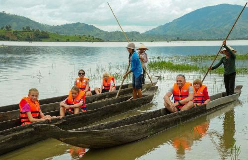 Du khách nước ngoài tham quan hồ Lắk (Đắk Lắk). Ảnh: Kha Phạm - TTXVN