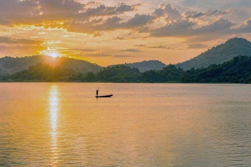 Hoàng hôn trên Hồ Lắk. Ảnh: Kha Phạm - TTXVN