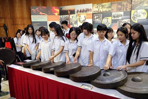 Học sinh trường TH, THCS và THPT Lê Thánh Tông Quảng Ninh tìm hiểu về cồng chiêng Tây Nguyên tại triển lãm. Ảnh: Đức Hiếu - TTXVN