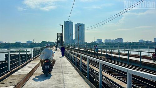 Trong ngày đầu cầu hoạt động trở lại, anh Nguyễn Phú Hải, sinh viên trường Đại học Giao thông vận tải chia sẻ: “Hai tháng qua tôi phải đi vòng qua cầu Chương Dương nên mất khá nhiều thời gian di chuyển. Nay cầu Long Biên thông xe trở lại, việc đi lại thuận tiện hơn rất nhiều”.