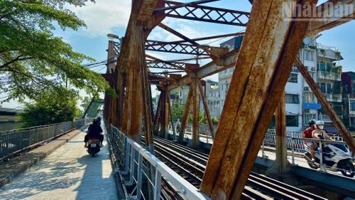 Nhiều người dân cũng bày tỏ vui mừng khi cây cầu mang dấu ấn lịch sử của Hà Nội được sửa chữa khang trang, sạch đẹp hơn sau thời gian dài xuống cấp.