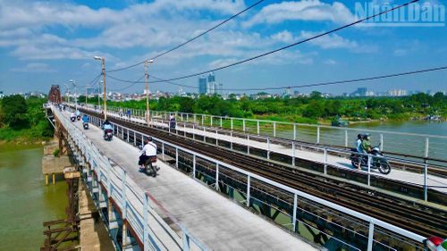 Cầu Long Biên được khởi công xây dựng từ năm 1898 và hoàn thành vào năm 1902, là một trong những công trình mang tính biểu tượng của Hà Nội. Trải qua hơn một thế kỷ cùng nhiều biến cố lịch sử, cây cầu không chỉ giữ vai trò giao thông quan trọng mà còn mang giá trị văn hóa, lịch sử đặc biệt đối với người dân Thủ đô.