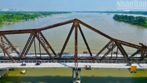 Theo ghi nhận trong buổi sáng ngày đầu thông xe, nhiều người dân lựa chọn di chuyển qua cầu Long Biên sau thời gian dài phải chuyển hướng sang cầu Chương Dương hoặc các tuyến lân cận.