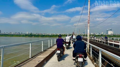 Trước đó, Sở Xây dựng thông báo cấm các phương tiện lên cầu Long Biên theo cả 2 chiều từ ngày 28/3 để phục vụ thi công dự án sửa chữa đột xuất.