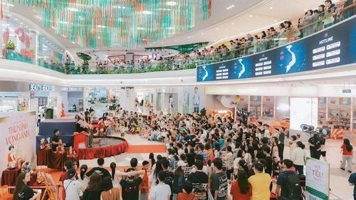 Sân khấu múa rối nước thu hút đông đảo khách tham quan.