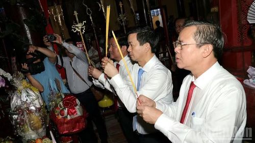 Lãnh đạo thành phố Cần Thơ dâng hương tại Lễ hội Kỳ yên Thượng Điền Đình Bình Thủy.