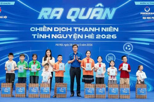 Bí thư thứ nhất Trung ương Đoàn Bùi Quang Huy và Bí thư Đoàn Thanh niên, Chủ tịch Hội Sinh viên Thành phố Hà Nội Nguyễn Tiến Hưng trao quà tặng các cá nhân tại buổi lễ.