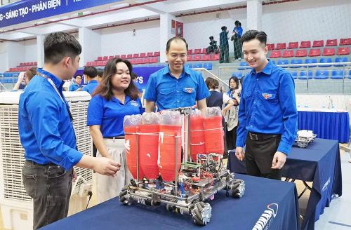 Các đại biểu tham quan triển lãm khoa học-công nghệ sinh viên tại buổi lễ.