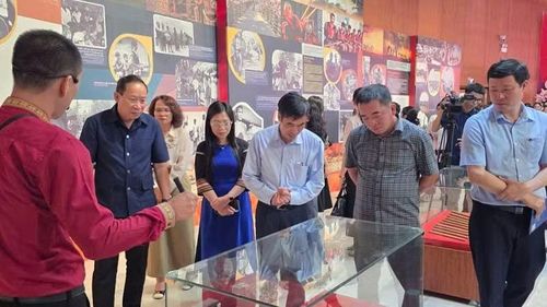 Các đại biểu tham quan các hiện vật được trưng bày tại triển lãm.