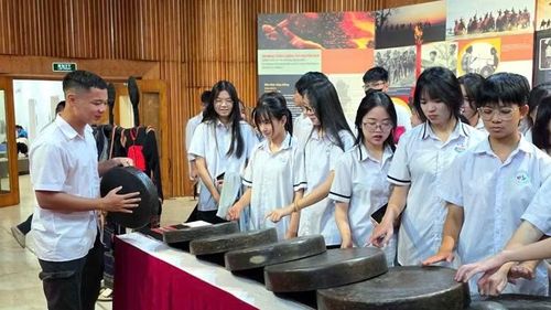 Triển lãm thu hút đông đảo các em học sinh đến tham quan, tìm hiểu về văn hóa cồng chiêng ở Tây Nguyên.