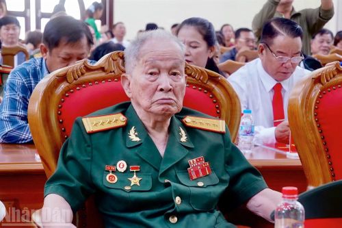 Đại tá, Anh hùng Lực lượng vũ trang nhân dân Nguyễn Văn Tàu (Tư Cang) dự lễ kỷ niệm.