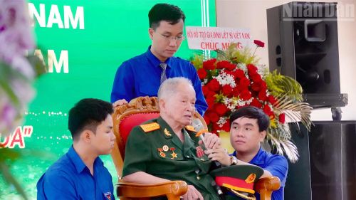 Đại tá, Anh hùng Lực lượng vũ trang nhân dân Nguyễn Văn Tàu (Tư Cang) chia sẻ tại lễ kỷ niệm.