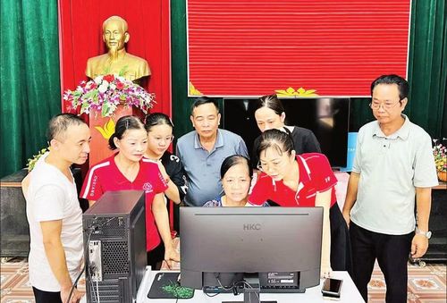 Đào tạo các thủ tục liên thông tại Tổ dân phố số 4, phường Trung Sơn, tỉnh Ninh Bình. (Ảnh: THÁI HÒA)