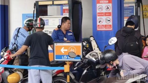 Sáng 28/5, vẫn rất nhiều người dân chọn đổ xăng A95 tại các cây xăng Petro. (Ảnh: Tùng Anh)